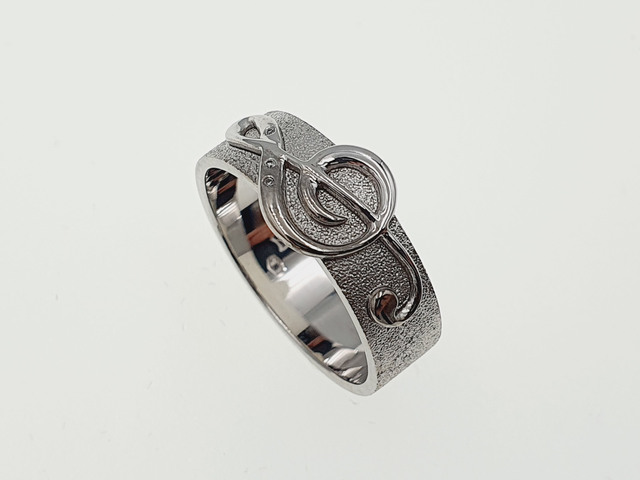 55  Pierścionek został wykonany według ściśle określonego projektu Klienta.